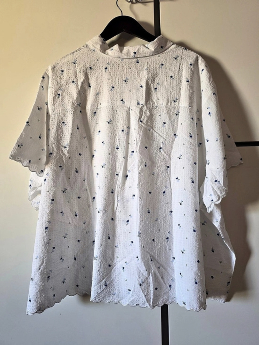 Button Down Top9 - Picture 2 of 3
